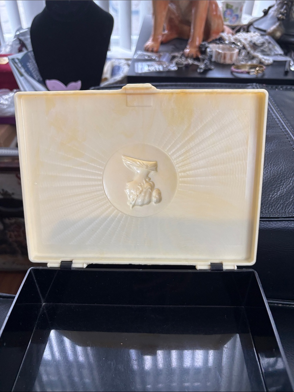 Vintage Mid Century Lion Cameo Trinket Box - Picture 6 of 10